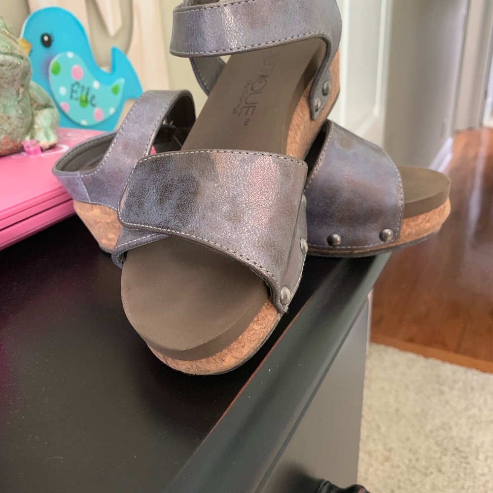 Boutique wedges-